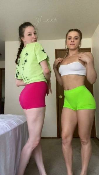 Gii_xoxo69 Lesbian TikTok Challenge Onlyfans Video Leaked on fanspics.net