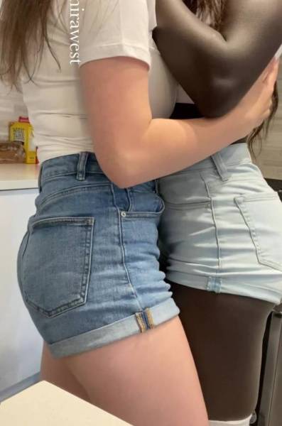 Interracial lesbian girlfriends on fanspics.net