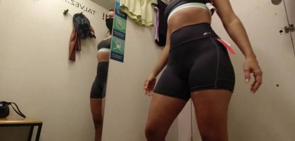 Blowjob in the mall fitting room - Britain on fanspics.net
