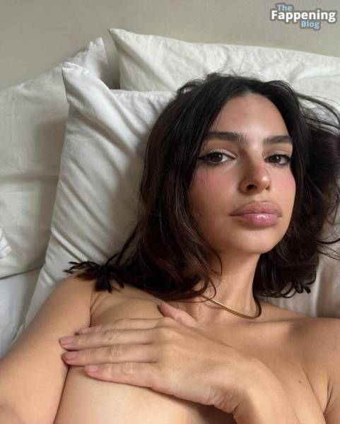 Emily Ratajkowski Takes a Few Selfies (3 Photos) on fanspics.net