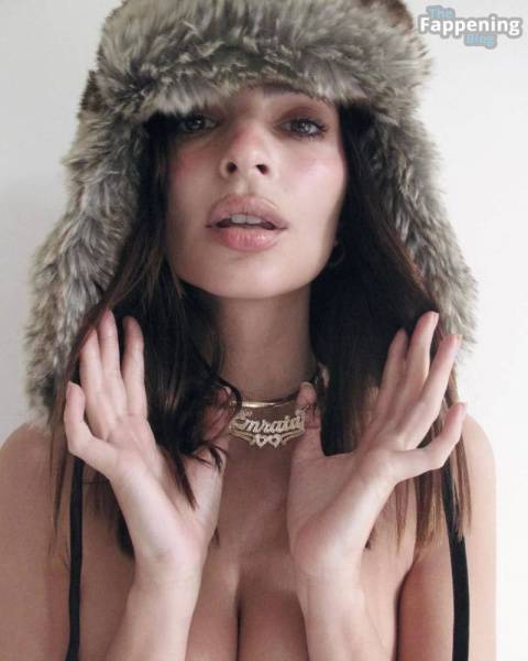 Emily Ratajkowski Topless (3 Hot Photos) on fanspics.net