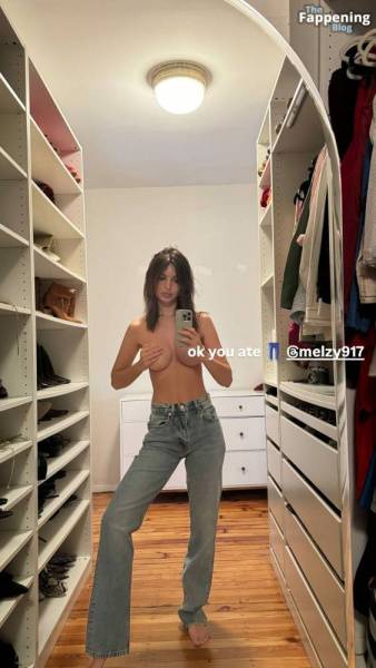 Emily Ratajkowski Topless (1 Selfie Photo) on fanspics.net