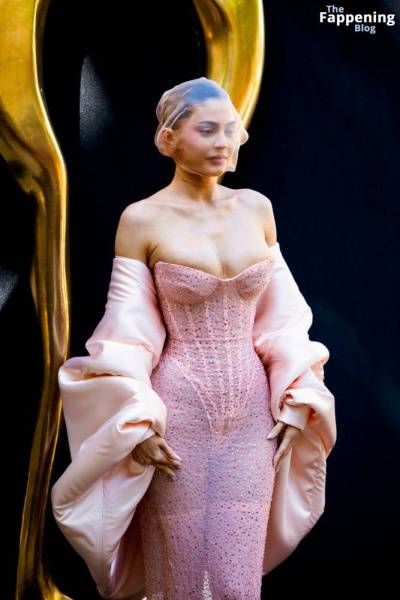 Kylie Jenner Displays Her Sexy Boobs at the Schiaparelli Fashion Show in Paris (25 Photos) on fanspics.net