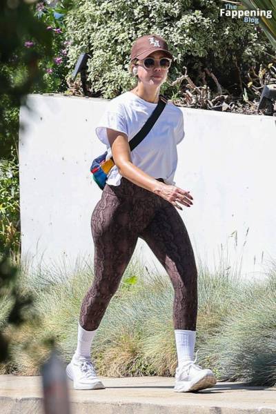 Jessica Alba Shows Off Her Sexy Butt Wearing Leggings in Beverly Hills (23 Photos) on fanspics.net