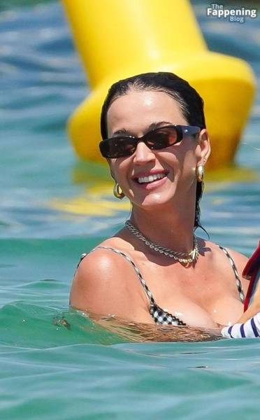 Katy Perry and Her Family Arrive at Le Club 55 in Saint-Tropez (97 Photos) - France on fanspics.net