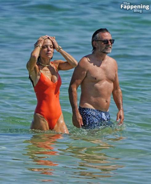 Bethenny Frankel Shows Off Her Sexy Boobs in a Swimsuit on the Beach in Saint Tropez (27 Photos) - Netherlands on fanspics.net