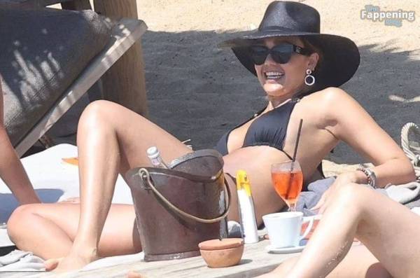 Jessica Alba Looks Sexy in a Black Bikini (15 Photos) - Greece on fanspics.net