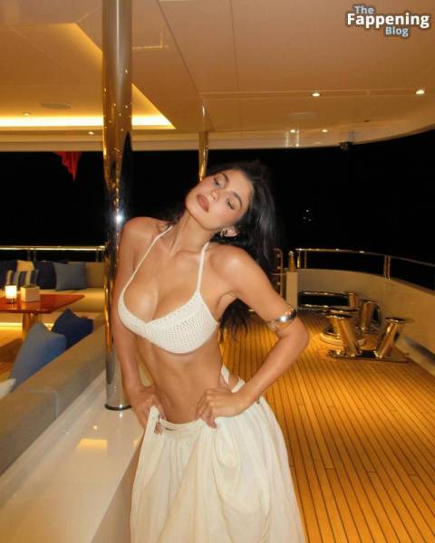 Kylie Jenner Hot (3 Photos) on fanspics.net