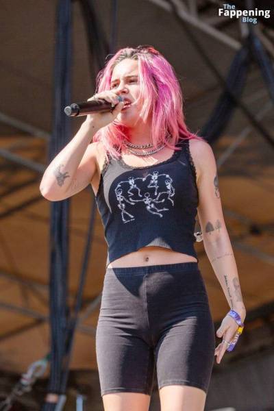 Bea Miller Shows Off Her Cameltoe on Stage (17 Photos) - Usa on fanspics.net