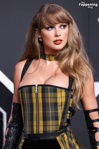 Taylor Swift Displays Nice Cleavage at the MTV VMAs (170 Photos) on fanspics.net