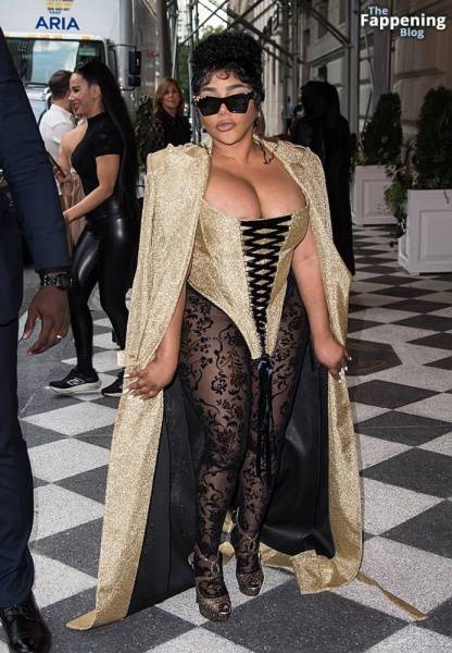 Lil’ Kim Flashes Her Areola as She Attends the Christian Siriano Fashion Show (32 Photos) - Usa - New York on fanspics.net