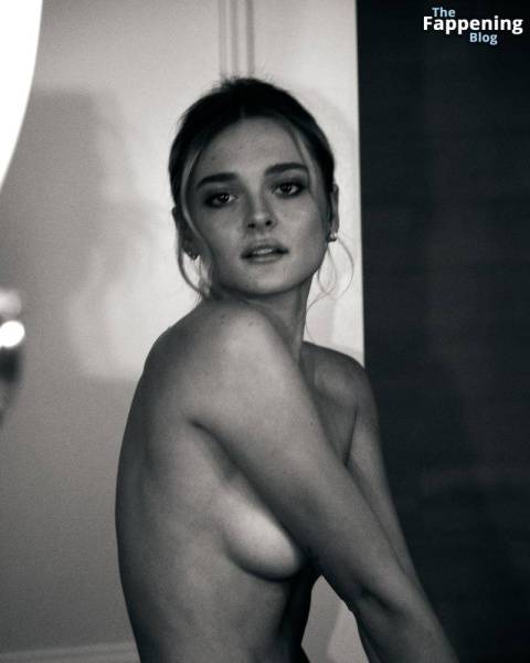 Charlotte Lawrence Topless (4 Photos) on fanspics.net