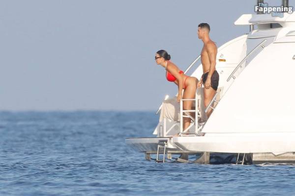 Georgina Rodriguez & Cristiano Ronaldo Enjoy Luxurious Yacht Day in the South of France (125 Photos) - France on fanspics.net